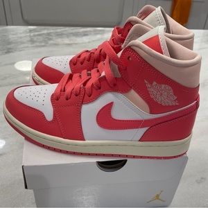 Jordans 1 mid- strawberries and cream- size 7 woman’s